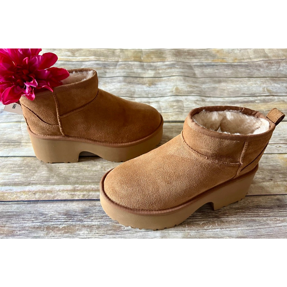 NWOT Ugg Platform Boots - Picture 1 of 16